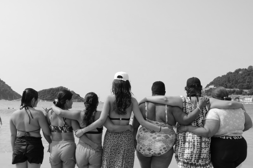 Mujeres_de_espaldas_Ago2024 blanco y negro